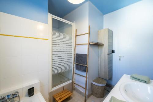 une salle de bain avec un lavabo, une douche et des toilettes dans l'établissement Le Mazet du Sablas, à Montaren-et-Saint-Médiers