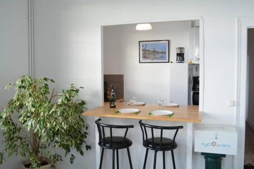 - une cuisine avec une table, des chaises et un comptoir dans l'établissement Cyclo 2 Loire, à Saumur