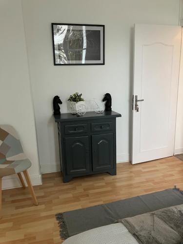 Cette chambre comprend une armoire noire et une porte blanche. dans l'établissement Cyclo 2 Loire, à Saumur