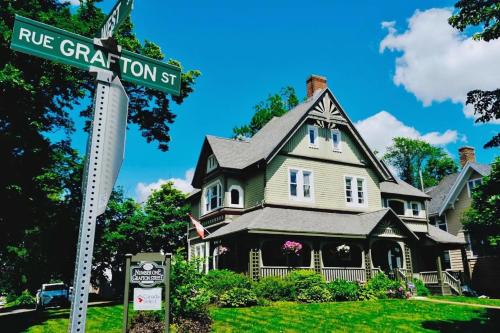 un letrero de la calle frente a una casa en No 1 Grafton Inn, en Charlottetown