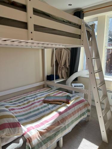 Ένα ή περισσότερα κρεβάτια σε δωμάτιο στο Cardiff Apt - Sleeps 6 - Castle & Stadium Nearby