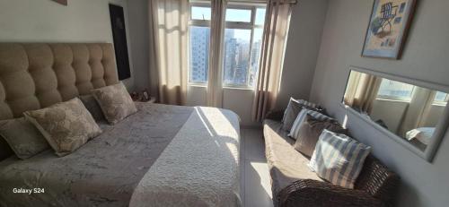 ダーバンにある10 South Apartments 1107の大きなベッドと窓のある寝室
