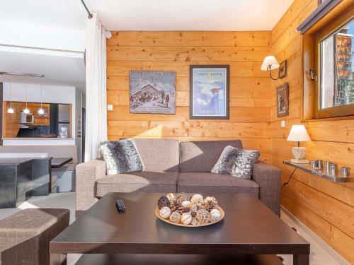 un salon avec un canapé et une table dans l'établissement Appartement cosy 2 pièces avec balcon, internet et lits faits à l'arrivée - FR-1-314-286, à Morzine