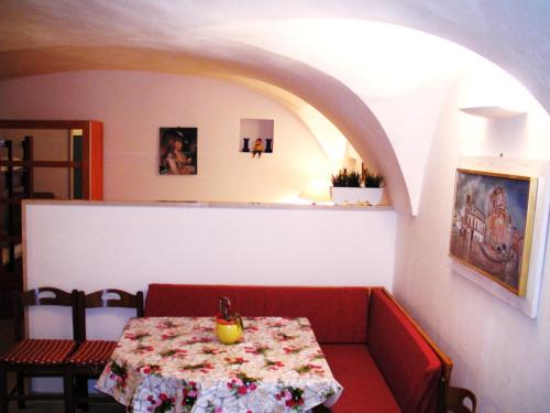 マルティナ・フランカにあるAi Due Archiのリビングルーム(赤いソファ、テーブル付)