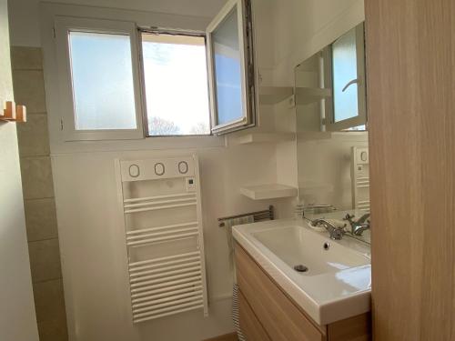Ένα μπάνιο στο Grand appartement spacieux