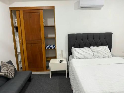 Una cama o camas en una habitación de Hakuna