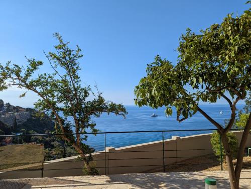 une vue sur l'océan depuis une maison dans l'établissement Appartement Villa Belle Epoque Roquebrune Cap Martin, à Roquebrune-Cap-Martin
