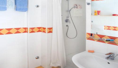 Hotel San Salvador في بيلاريا-إيجيا مارينا: حمام أبيض مع دش ومغسلة