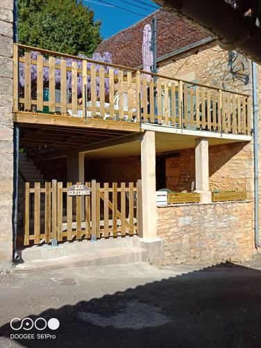 - une terrasse en bois sur le côté d'une maison dans l'établissement Maison Les Glycines, à La Roque-Gageac