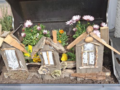 a group of small wooden houses with flowers at Ferienwohnung Rosengarten in Ballenstedt
