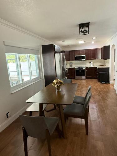 Η κουζίνα ή μικρή κουζίνα στο 5 BR home with pool and outdoor fun