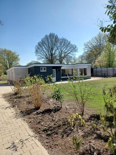una casa in mezzo a un giardino di Bungalow net buiten Zuidwolde a Zuidwolde