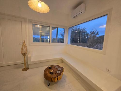 een woonkamer met een tafel en een raam bij Magia's Residence in Naousa