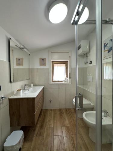 a bathroom with a sink and a tub and a toilet at {[Apartment On The Sea +Terrace]}•Dan's house in Marina di San Lorenzo