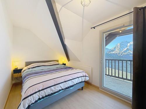 - une chambre avec un lit et une fenêtre donnant sur la montagne dans l'établissement Peyragudes grand apparé vue montagne 2 terrasses,8 à 10 couchages , draps, serviettes de bains et menage fin séjour inclus, à Germ