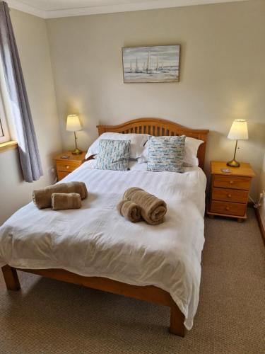 洛赫吉尔普黑德Kings Reach - Crinan Cottage的一间卧室，床上有一张带毛巾的床