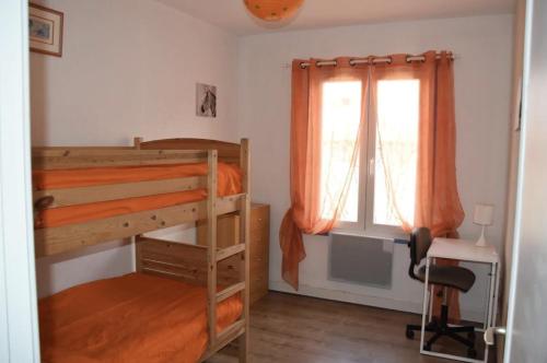 une chambre avec deux lits superposés et une fenêtre dans l'établissement La gujanaise, à Gujan-Mestras