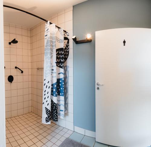 a bathroom with a shower stall and a door at Die Badeanstalt I Loft Nürnberg I 5 Minuten zu Fuß zum kostenlosen Naturbad I Messenähe I Waldnähe in Postbauer-Heng