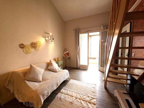 une chambre avec un lit avec des oreillers dessus dans l'établissement Bel appartement face à la mer, au Barcarès