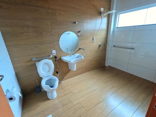 a bathroom with a toilet and a sink at SUÍTE ESPECIAL 33 - Porto Camargo-PR in Icaraíma
