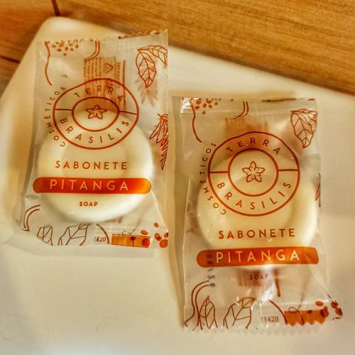 two packets ofarmaarmasticks sitting on a plate at SUÍTE ESPECIAL 33 - Porto Camargo-PR in Icaraíma