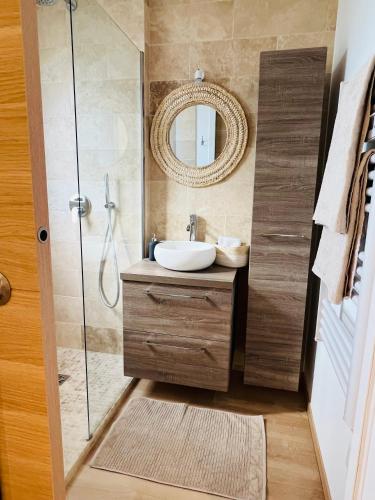 une salle de bain avec un lavabo et une douche dans l'établissement Superbe appartement terrasse et parking privé, à Saint-Tropez