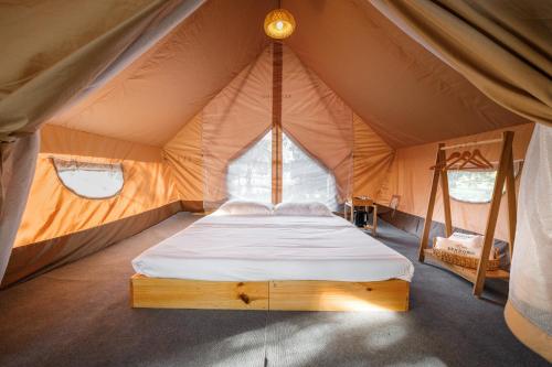 a bedroom with a bed in a tent at Sendoro Retreat in Láng Lớn