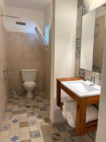 a bathroom with a sink and a toilet at Departamento en Catamarca capital in San Fernando del Valle de Catamarca