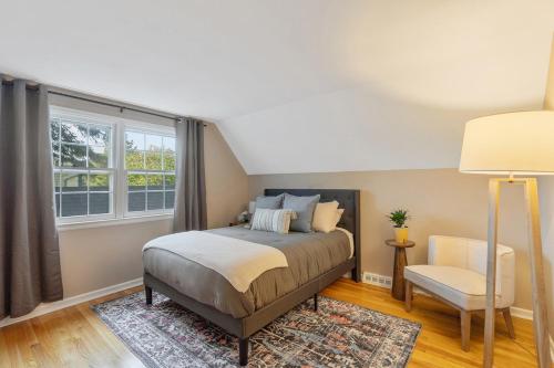 a bedroom with a bed and a window at Comfy & cozy 4BR minutes to SU, Hospitals, & DT in Syracuse