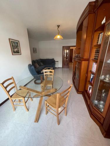 a living room with a table and chairs at Amplio apartamento a pie de playa y zona recreativa Rua Carburos 2 in Pontevedra