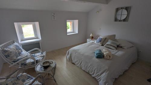 Postel nebo postele na pokoji v ubytování Chambre dans un cadre bucolique avec petit-déjeuner