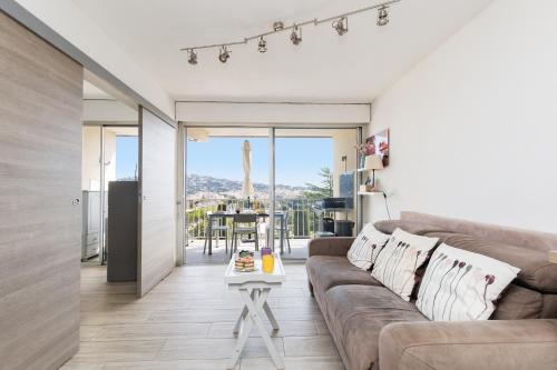 un salon avec un canapé et une table dans l'établissement Les Coteaux Du Préconil YourHostHelper, à Sainte-Maxime