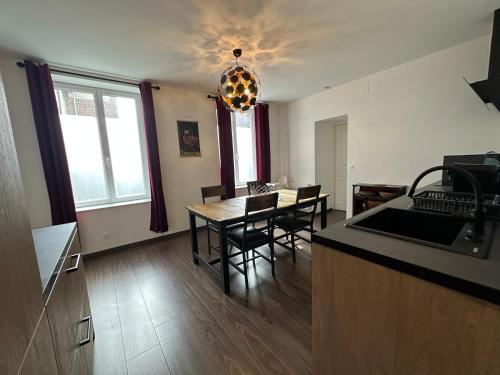 une cuisine et une salle à manger avec une table et des chaises dans l'établissement Captain YOO - Bénéc’ - App industriel sur le port, à Fécamp