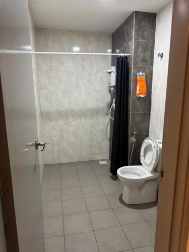 カジャンにあるMishal’s Homestay-Vista Bangi Studio Service Apartmentのトイレとシャワー付きのバスルーム