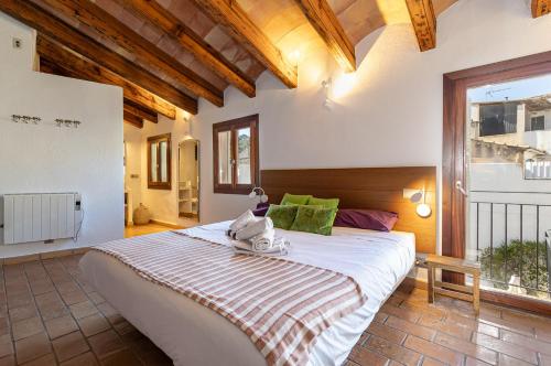 Ένα ή περισσότερα κρεβάτια σε δωμάτιο στο Townhouse Albuqassim by homevillas360