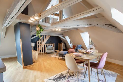 une salle à manger et un salon avec une table et des chaises dans l'établissement Duplex atypique au cœur de Mulhouse, à Mulhouse