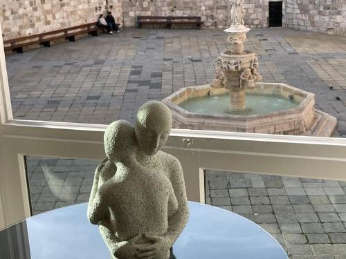 a statue of two people sitting in front of a fountain at Abrazo a la Catedral by Unique Rooms in Burgos