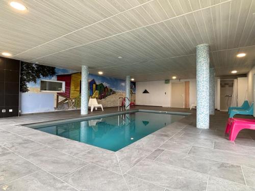 Le Havre Normand Villa piscine intérieure terrain de pétanque baby foot, ping pong, table de poker, billard, terrasse aménagée, jardin, proche plages du débarquement entre Caen et Bayeux