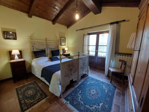 Posteľ alebo postele v izbe v ubytovaní Agriturismo Il Monte - Piscina tra gli Ulivi, Maneggio con Cavalli e WIFI