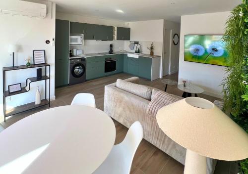 Kuchyň nebo kuchyňský kout v ubytování Évasion de luxe avec spa privé, Centre-Port Le Cap