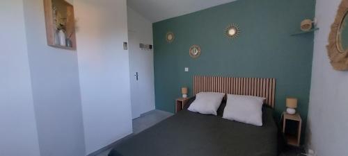 - une chambre avec un lit noir et 2 oreillers blancs dans l'établissement Villa 