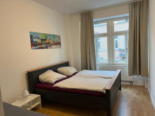 德累斯顿Ferienwohnung für kleine und große Reisegruppe的一间带床的小卧室，带窗户