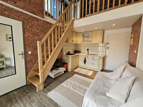 un salon avec un escalier et une cuisine dans l'établissement Bel appartement face à la mer, au Barcarès