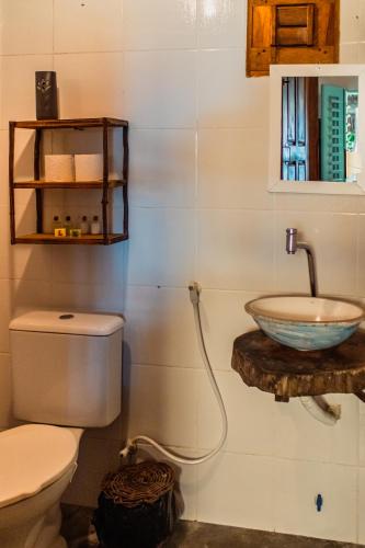 a bathroom with a sink and a toilet at Cabaré Du Vento in Prea