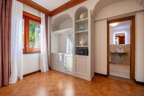 Η κουζίνα ή μικρή κουζίνα στο Sorrento luxury