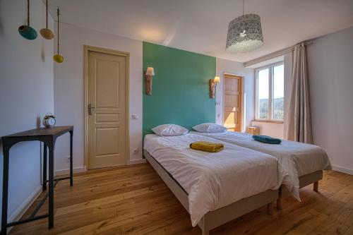 - une chambre dotée d'un lit avec un mur vert dans l'établissement Maison Michonières - Gîte 3 étoiles - 8 personnes, à Miribel