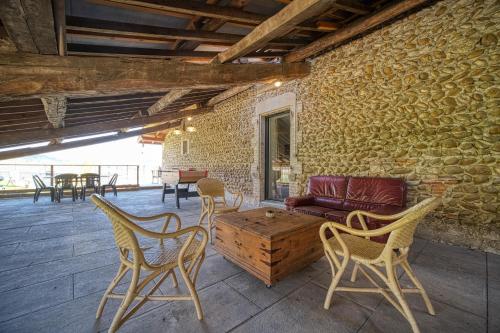 un salon avec un canapé, des chaises et une table dans l'établissement Maison Michonières - Gîte 3 étoiles - 8 personnes, à Miribel