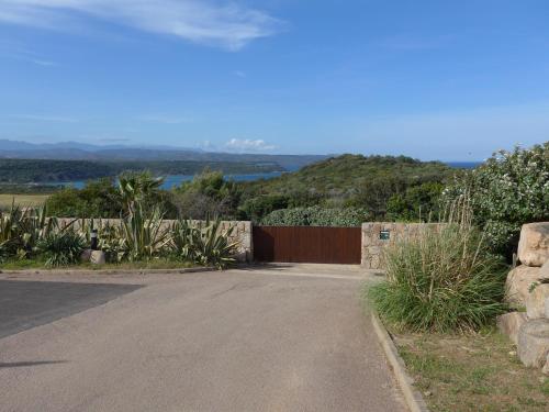 une allée avec une clôture et une route dans l'établissement Boccamanza, à Bonifacio