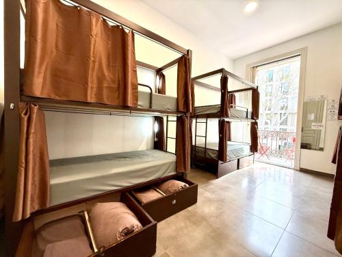 Postel nebo postele na pokoji v ubytování Hip Karma Hostel
