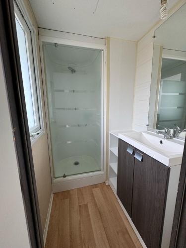 une salle de bain avec une douche en verre et un lavabo dans l'établissement Camping logement entier 3 chambres, à La Roque-dʼAnthéron